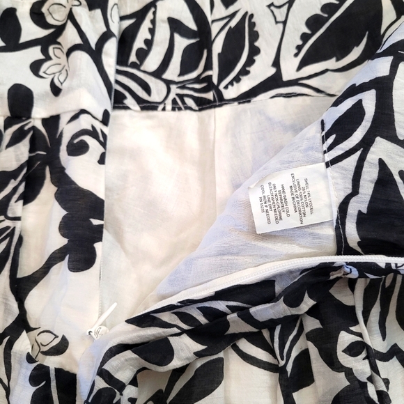 NWT Express Black and white floral Skirt w/pockets - Picture 5 of 8